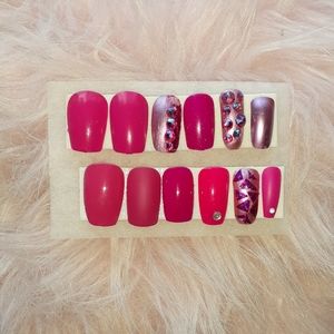 Set of 15 medium length press on nails